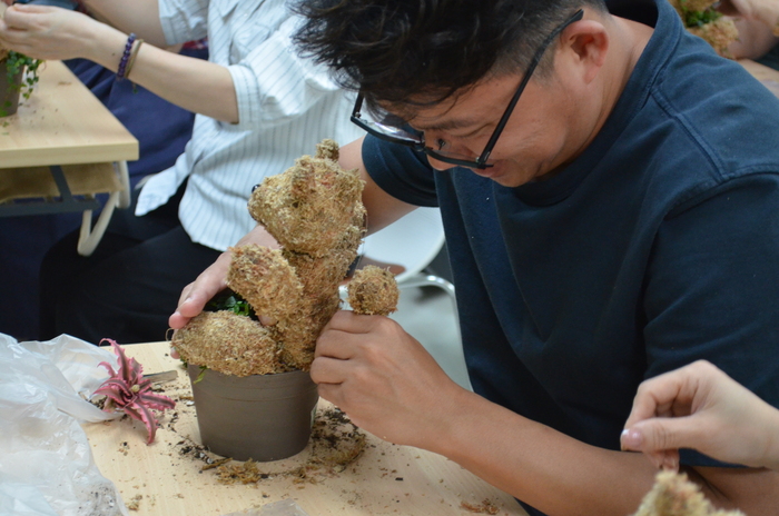 115.7.9(四)藝文競賽之【水苔植栽創意綠雕(森林小熊)】圖片